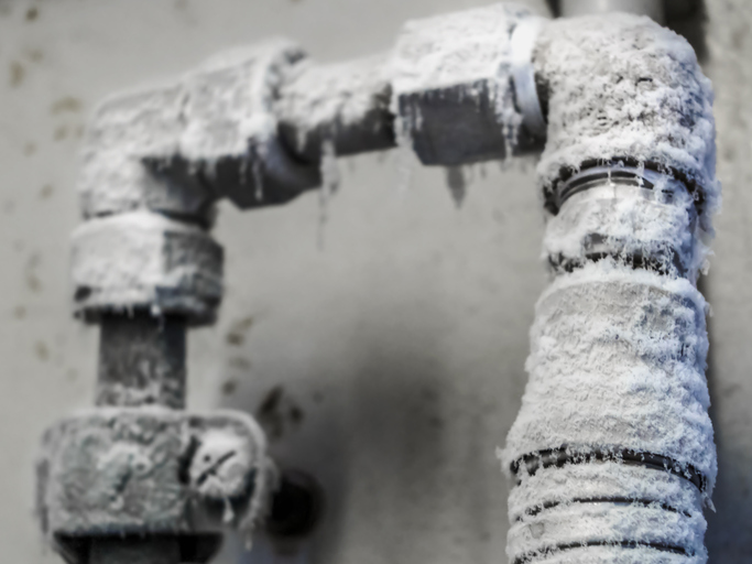 How to Deal with Frozen Pipes: Tips from an Experienced Plumber